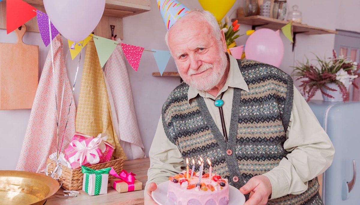 Старик празднует день рождения