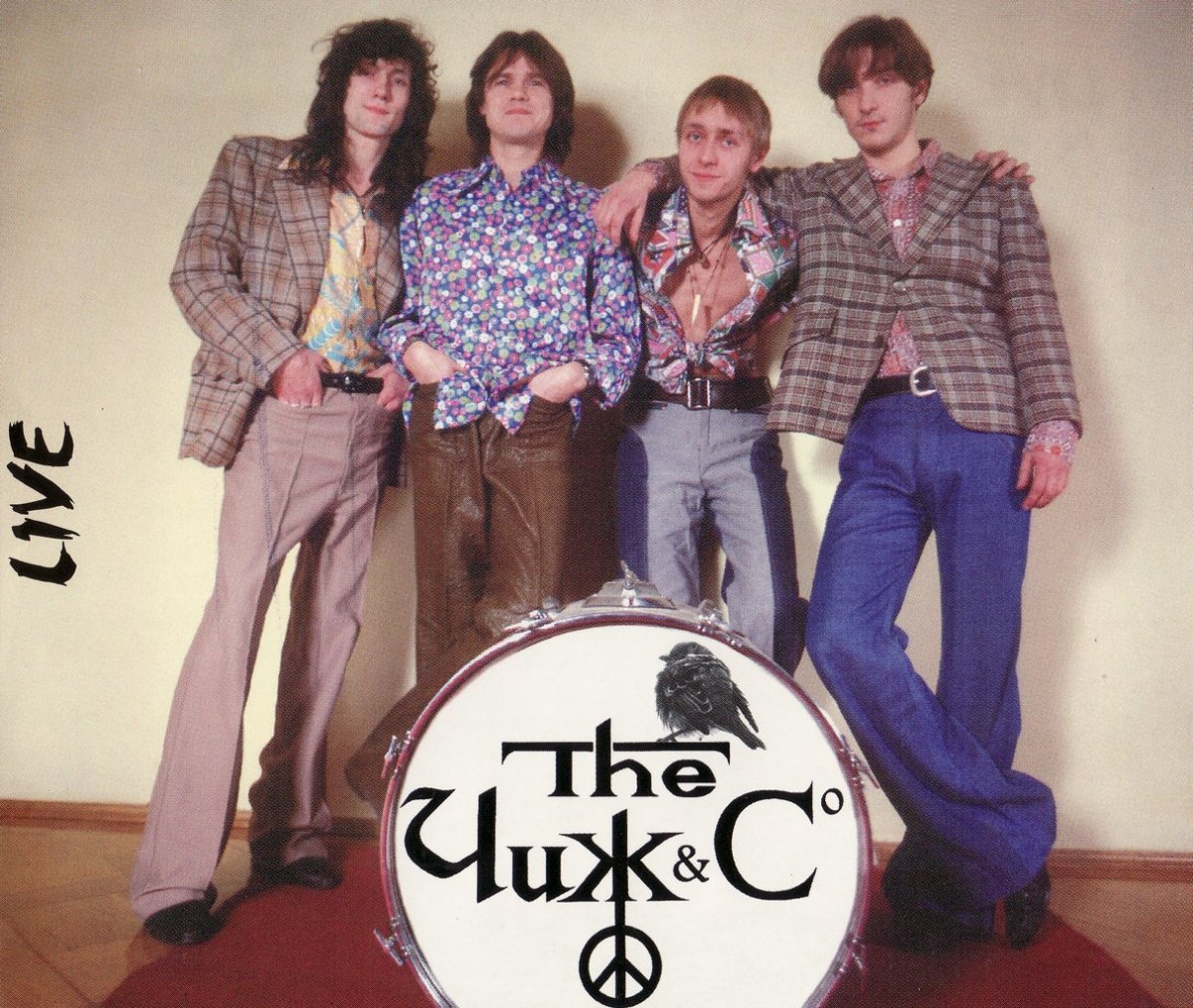 Птица сидит на пальце