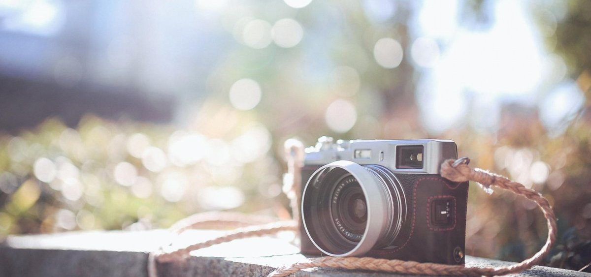 Фотоаппарат на красивом фоне