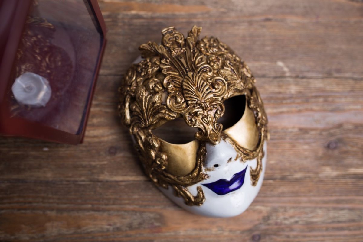 Карнавал (люди в карнавальных масках)