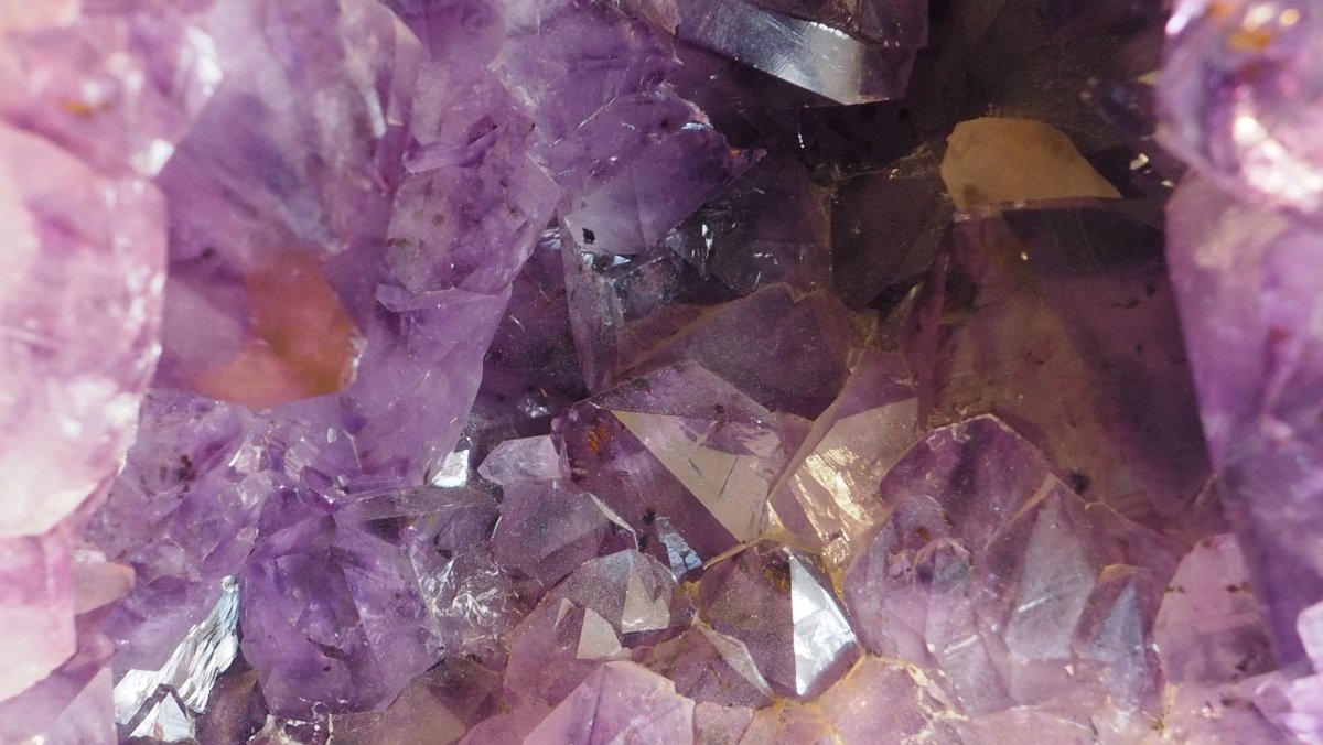 Уральские Самоцветы сиреневый камень