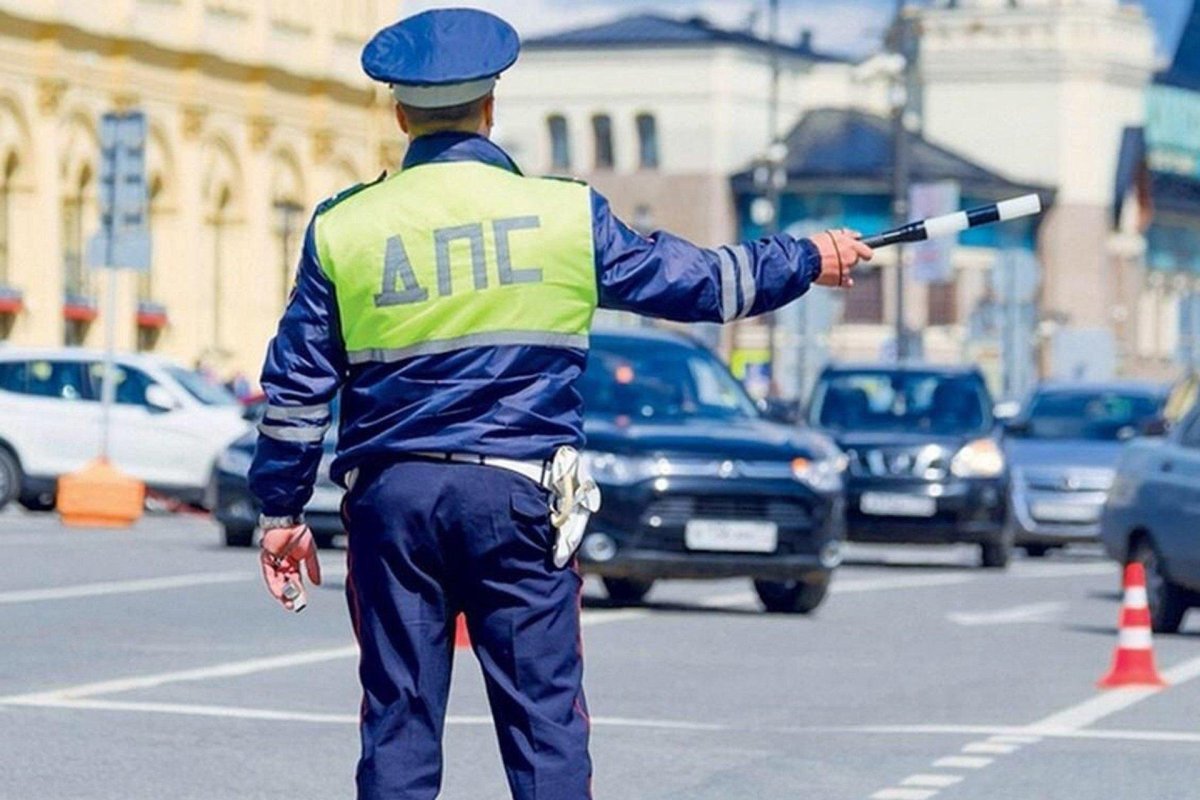 Сотрудник ГИБДД