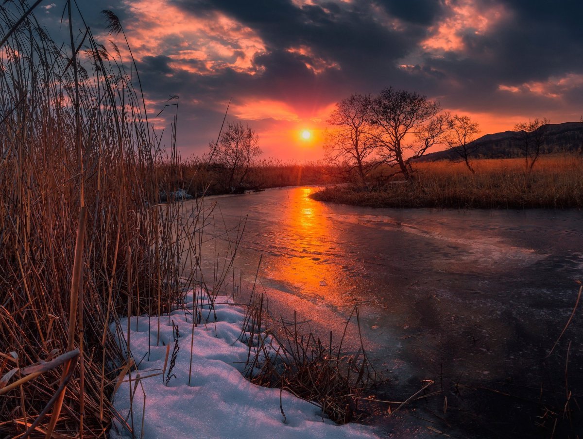 Красивый весенний закат