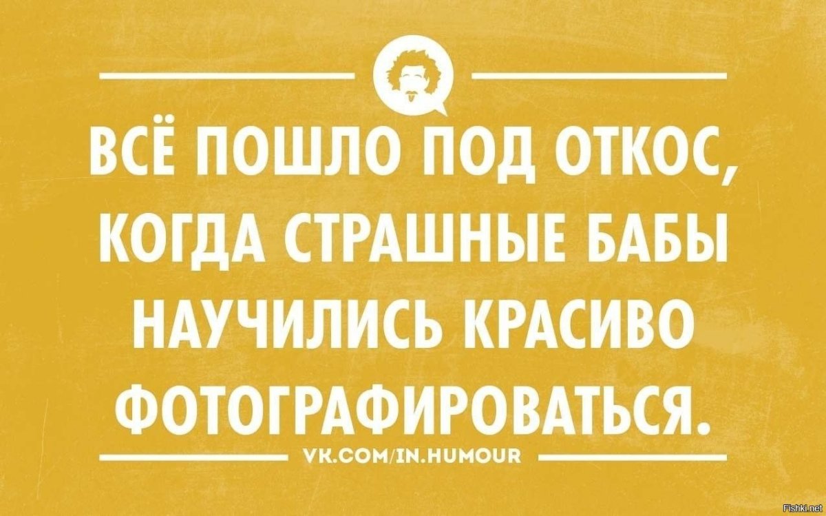 Мужчина купается в деньгах