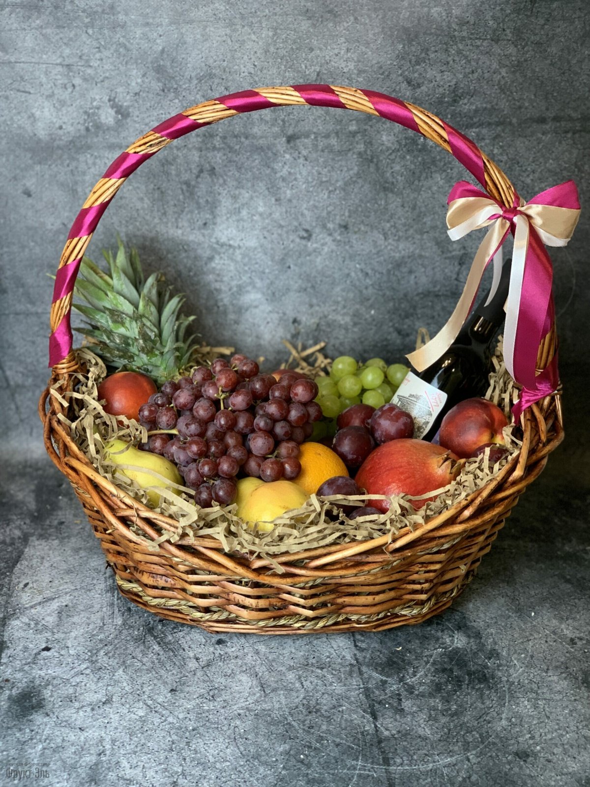 Красивая корзина с фруктами