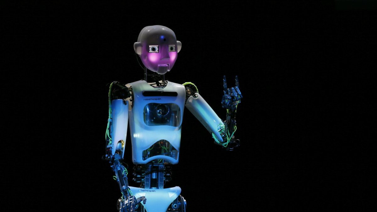 Красивый робот