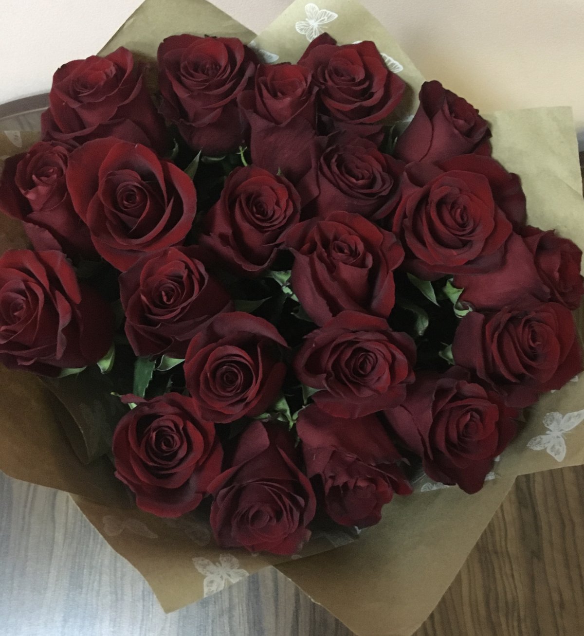 Красивый букет бордовых роз