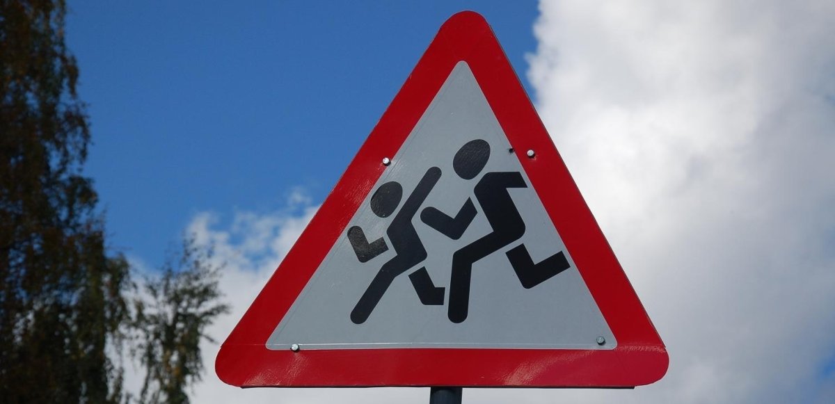 Дорожный знак осторожно дети