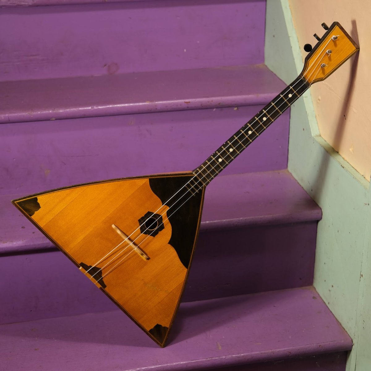 Народный инструмент балалайка