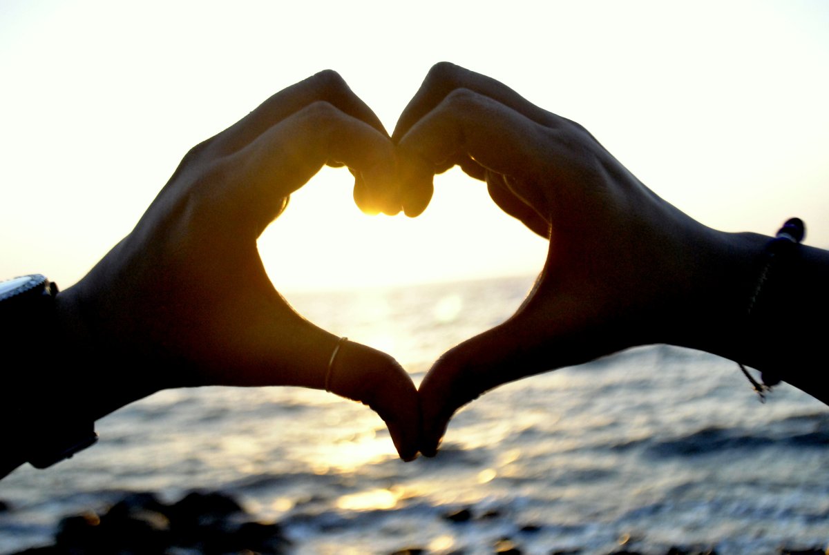 Пара с сердечком в руках