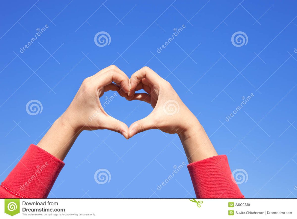 Рука и матери делают сердечко