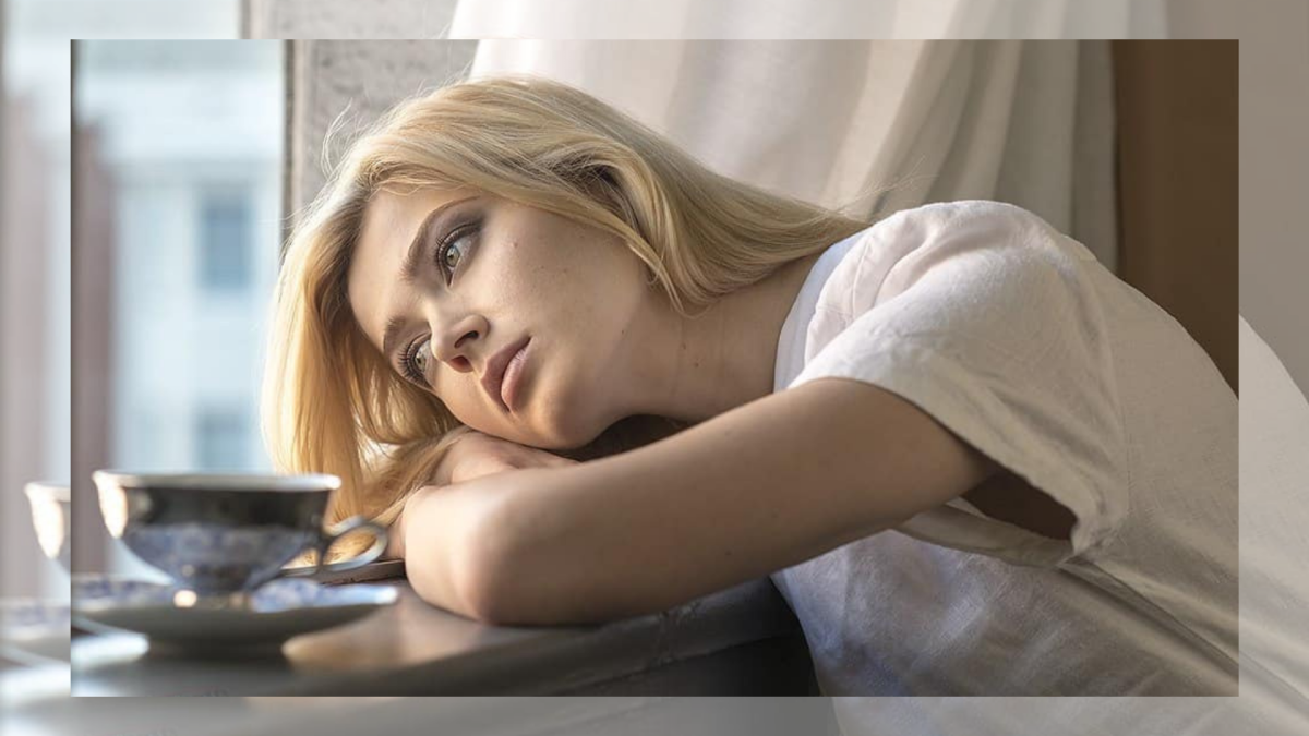 Женщина грустит