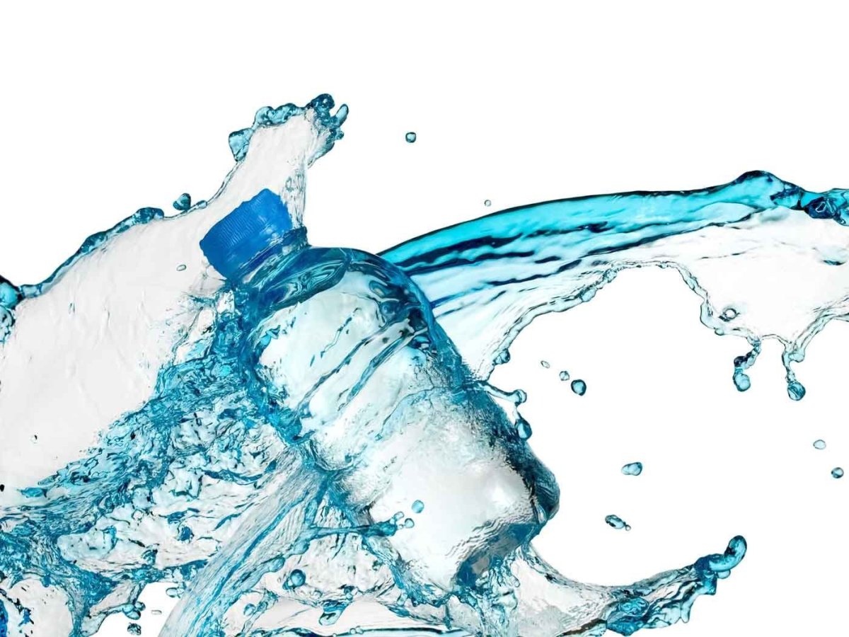Бутылка воды в брызгах
