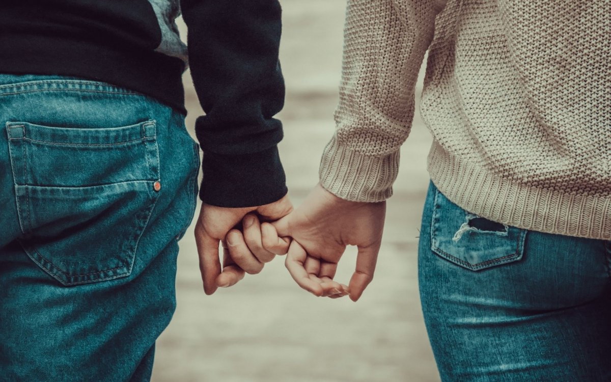 Держатся за руки