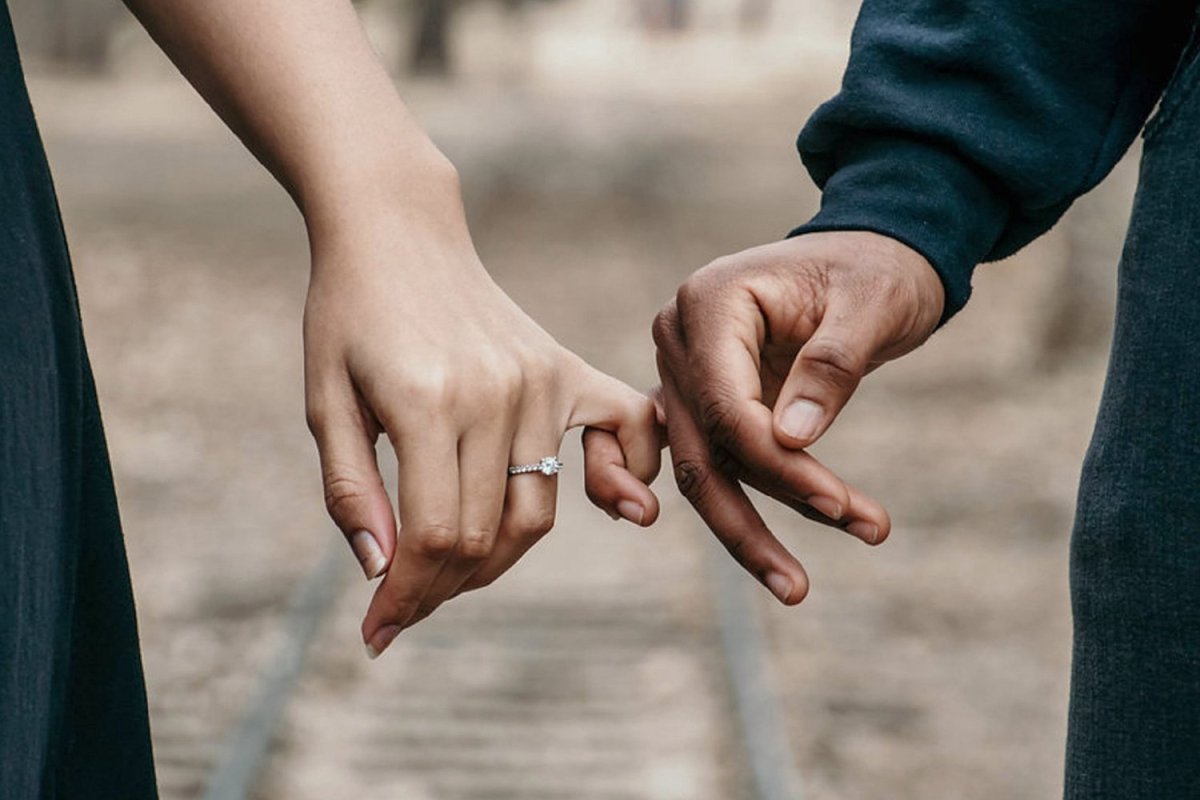 Мужчина и женщина любовь руки