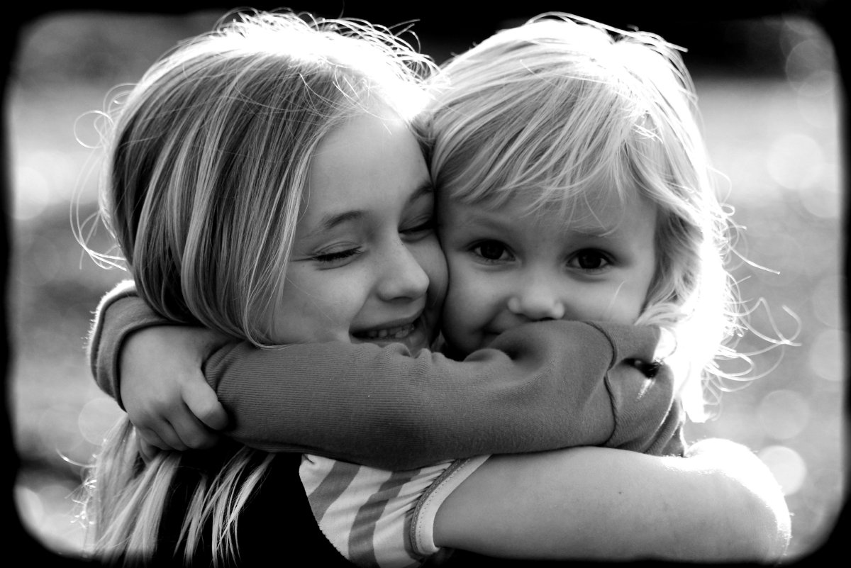 Обнять друга