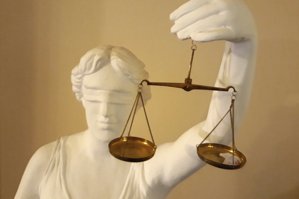 Юрист карандашом