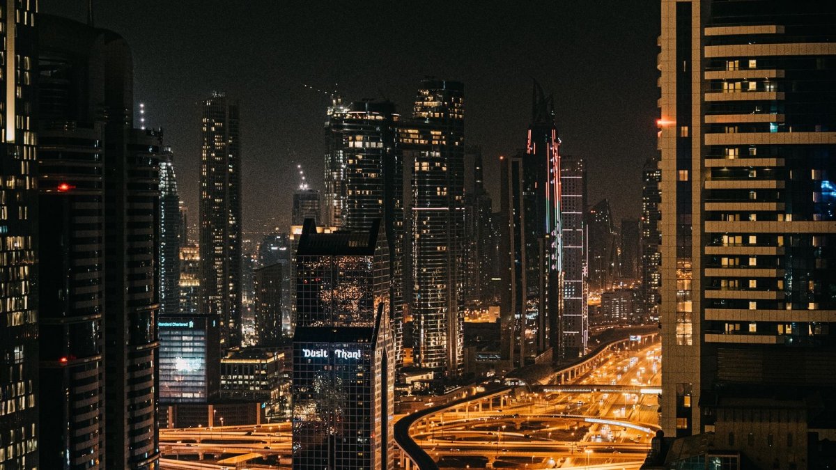 Современный город ночью