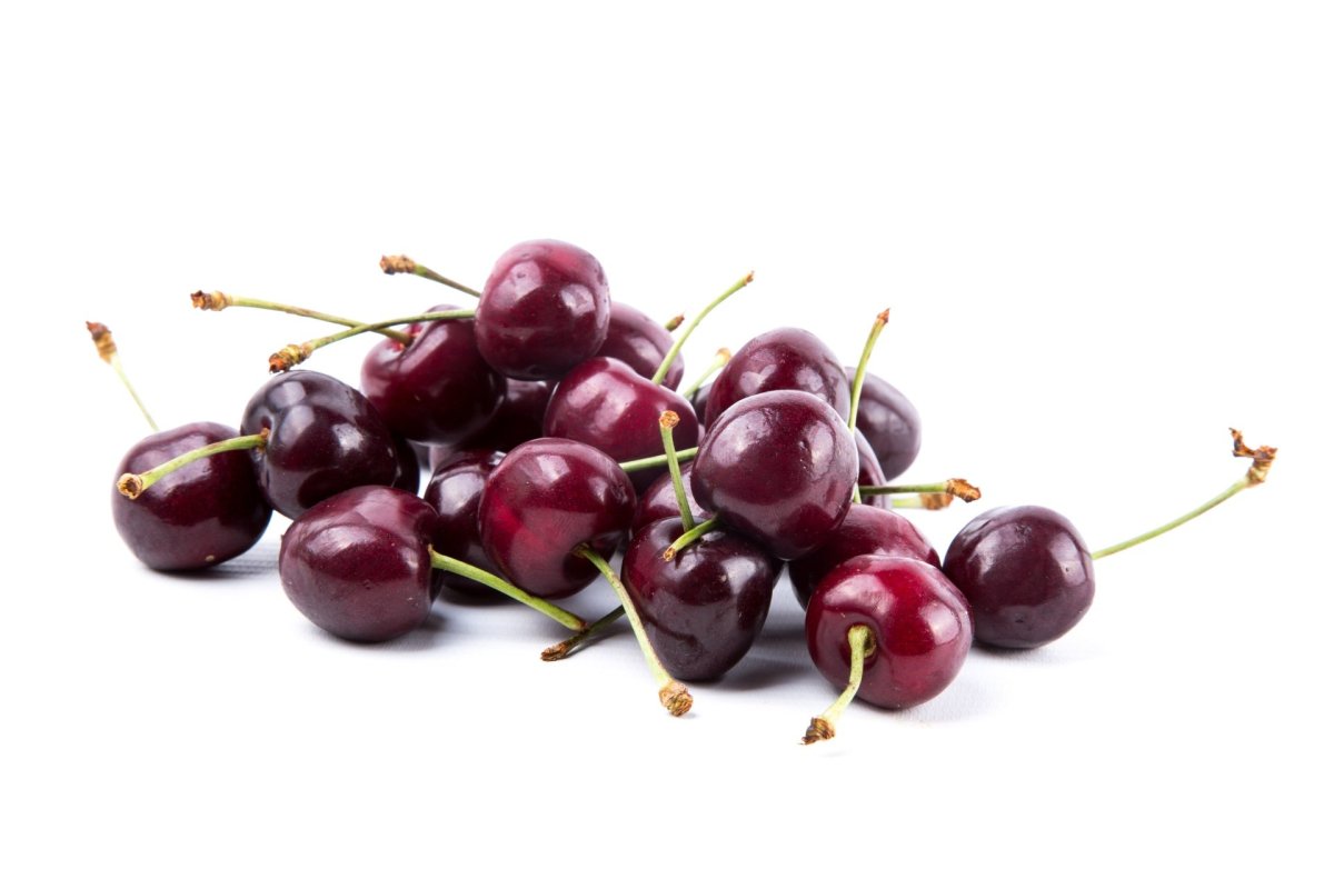 Черешня на белом фоне