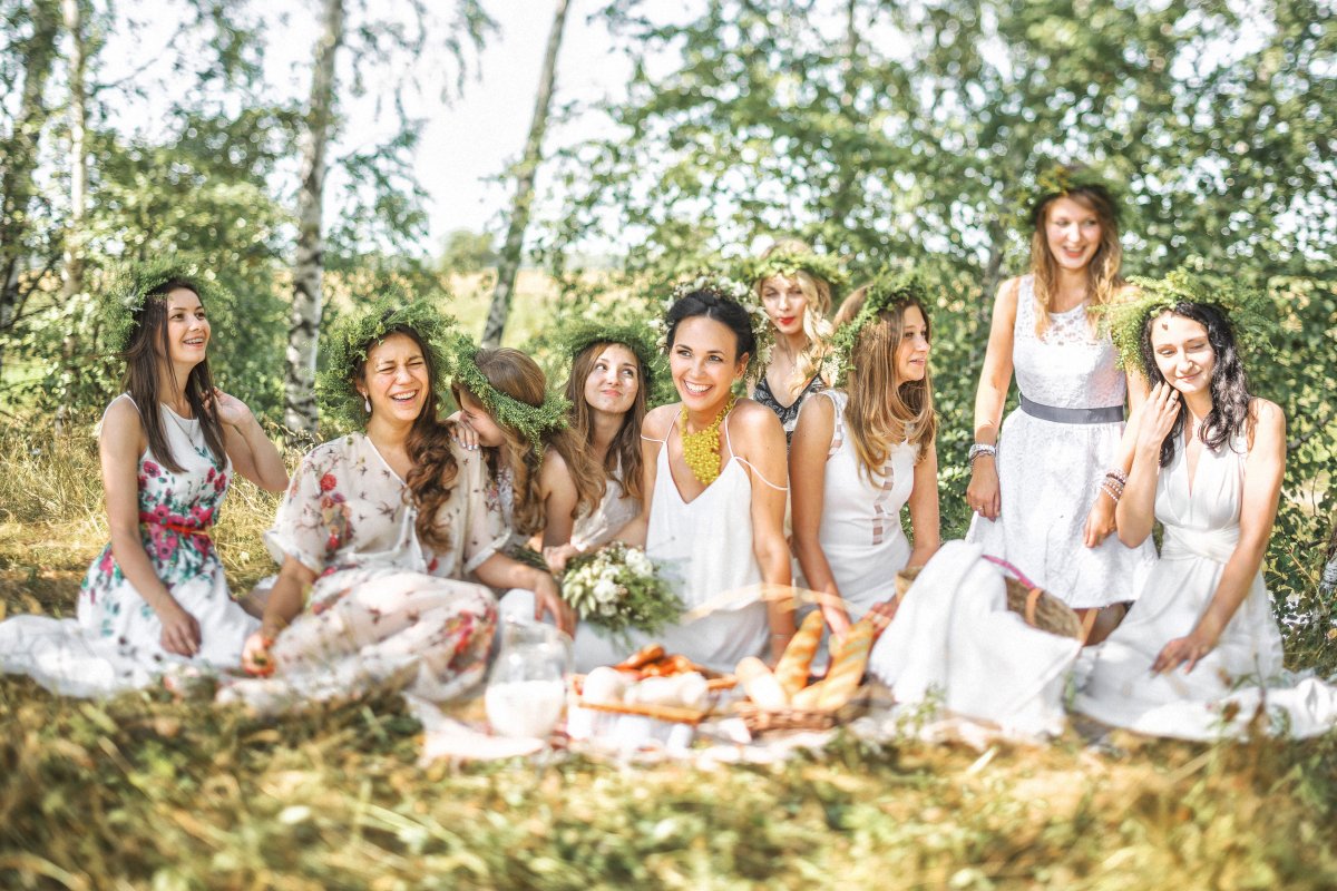 Радостные подруги