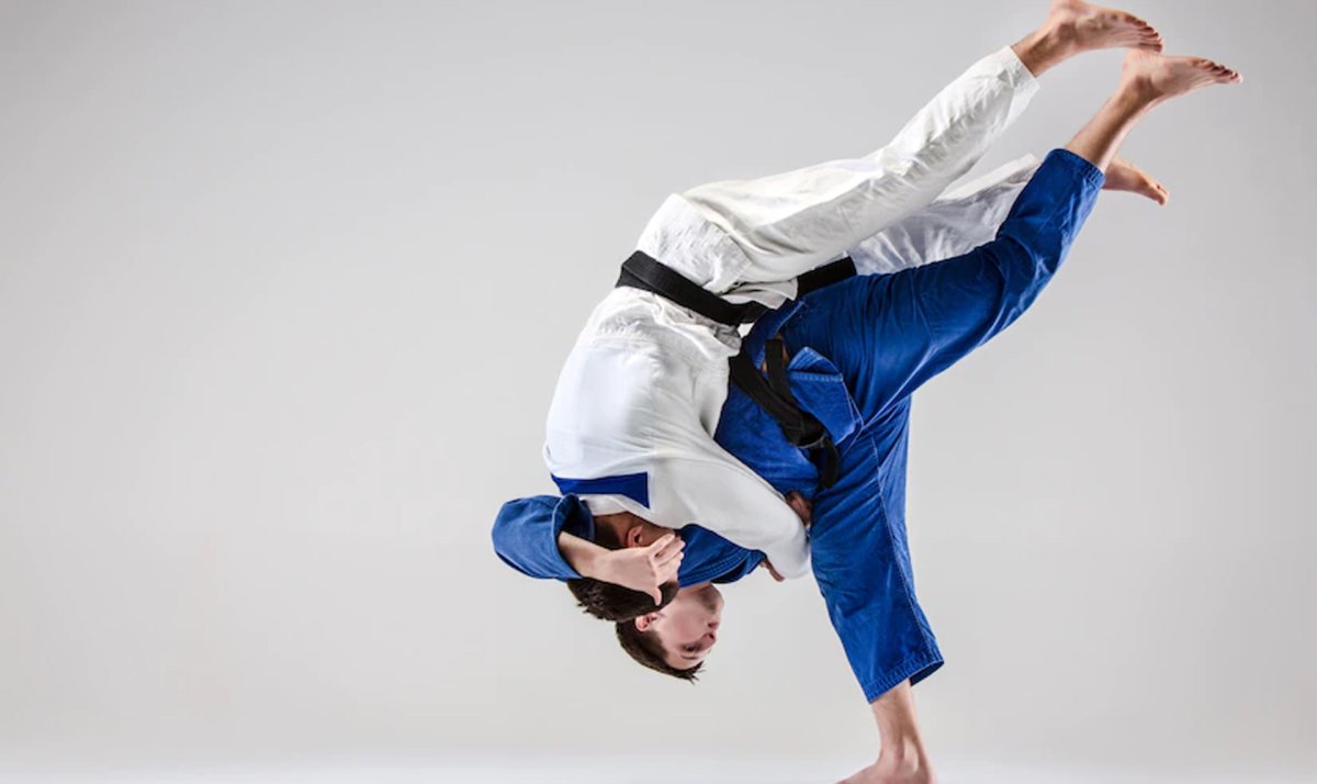 Дзюдо бросок на белом фоне