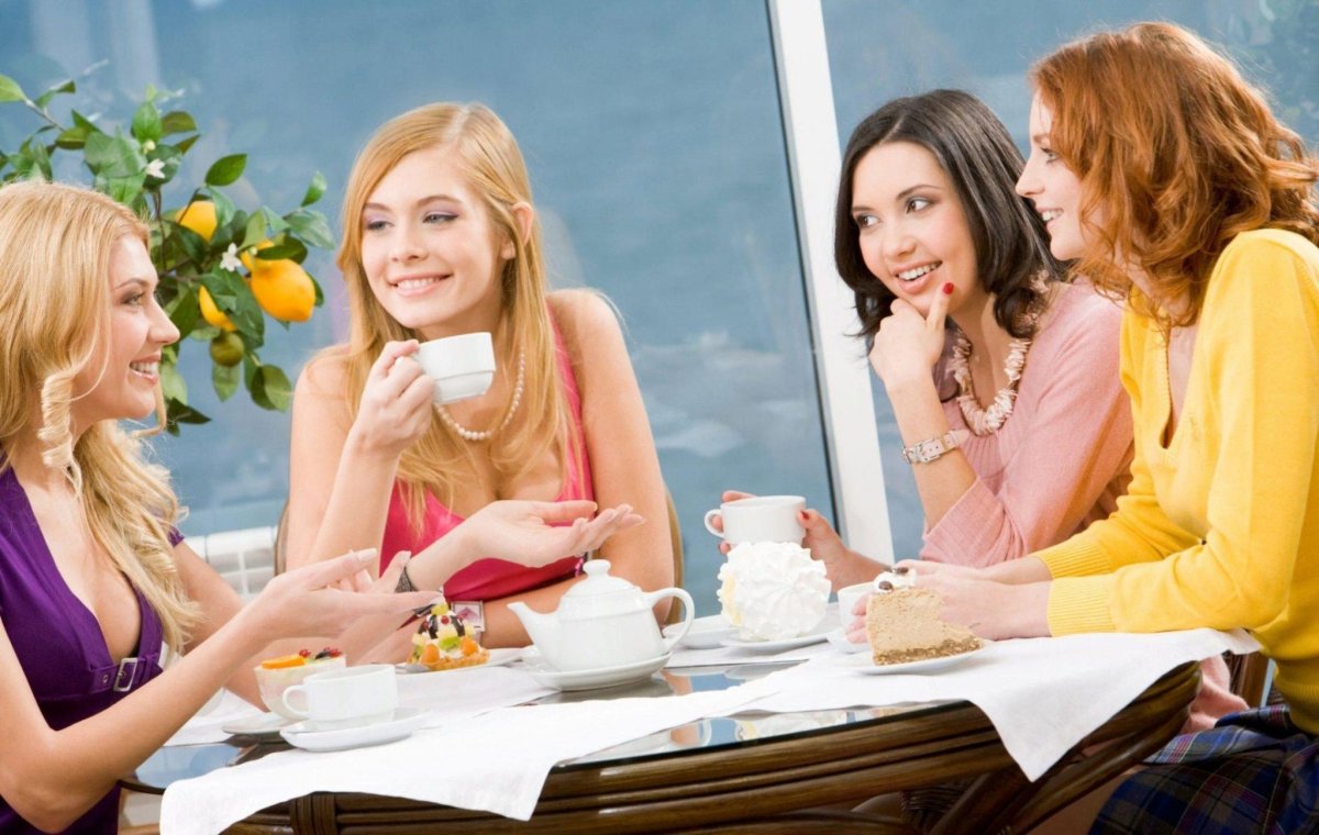 Подруги за чашкой чая