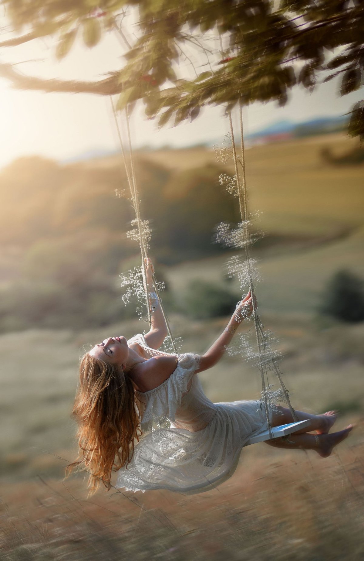 Девочка на качелях