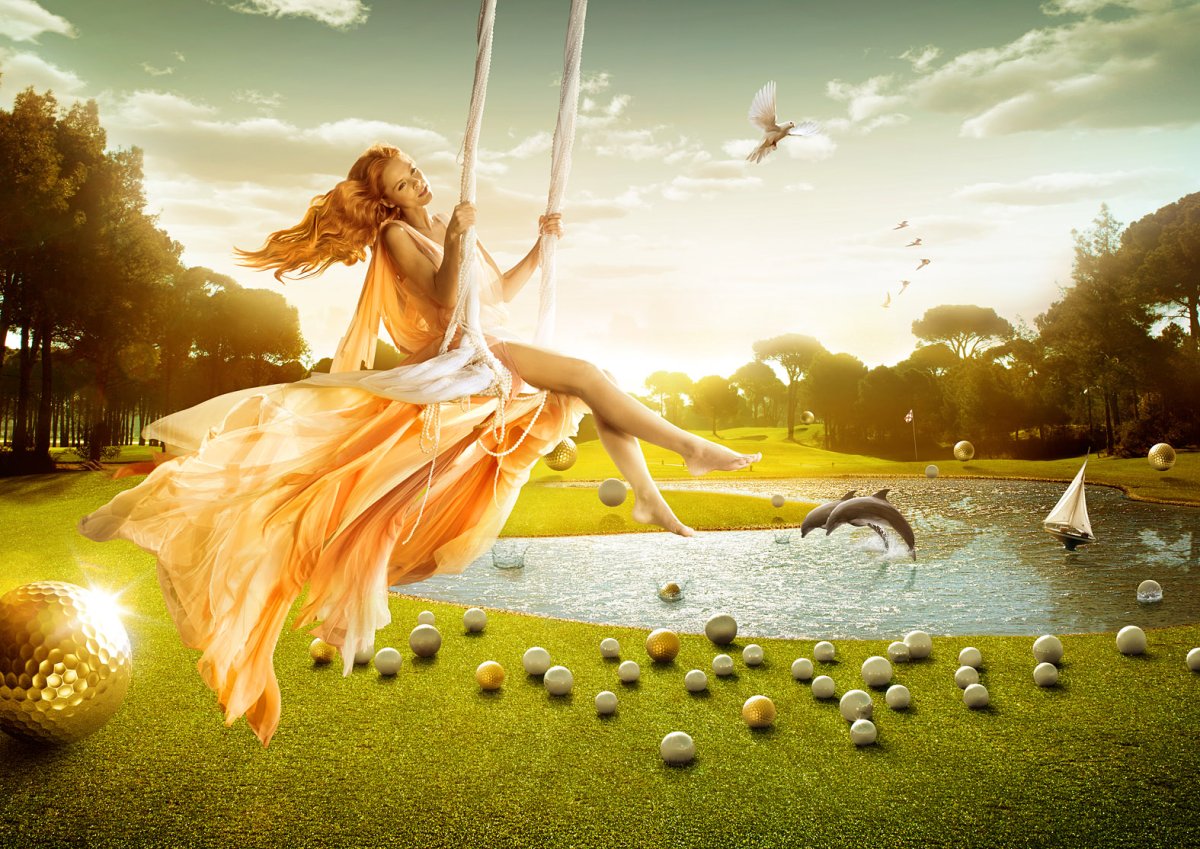 Женщина на качелях