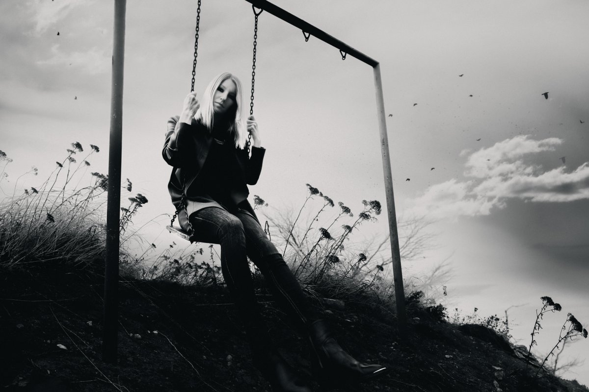 Девочка на качелях