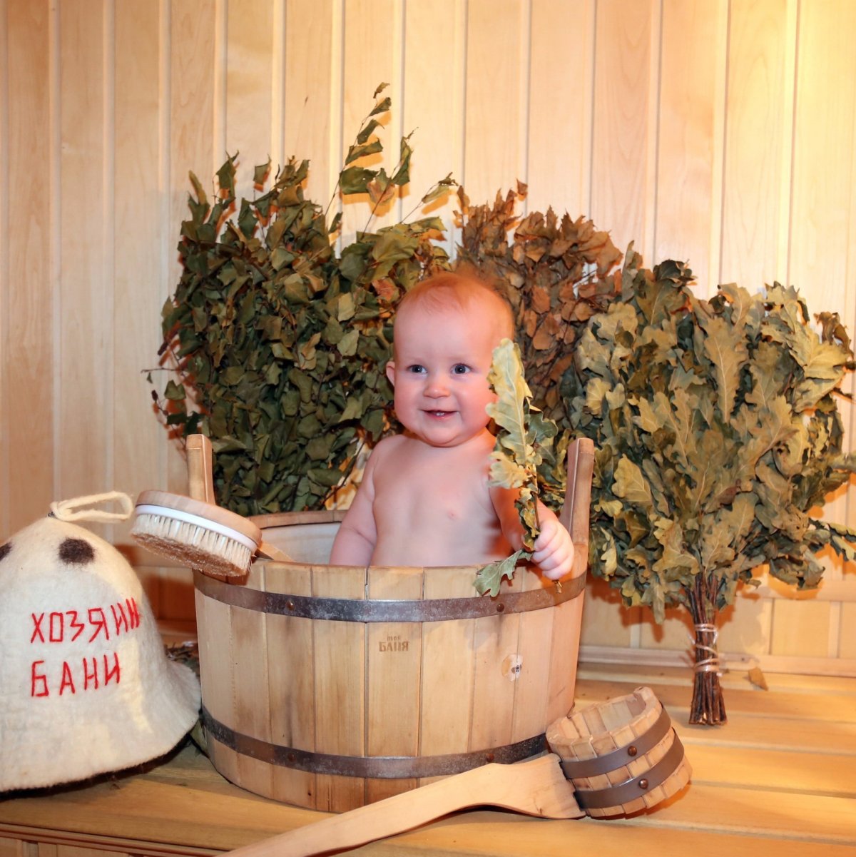 Дети парятся в бане