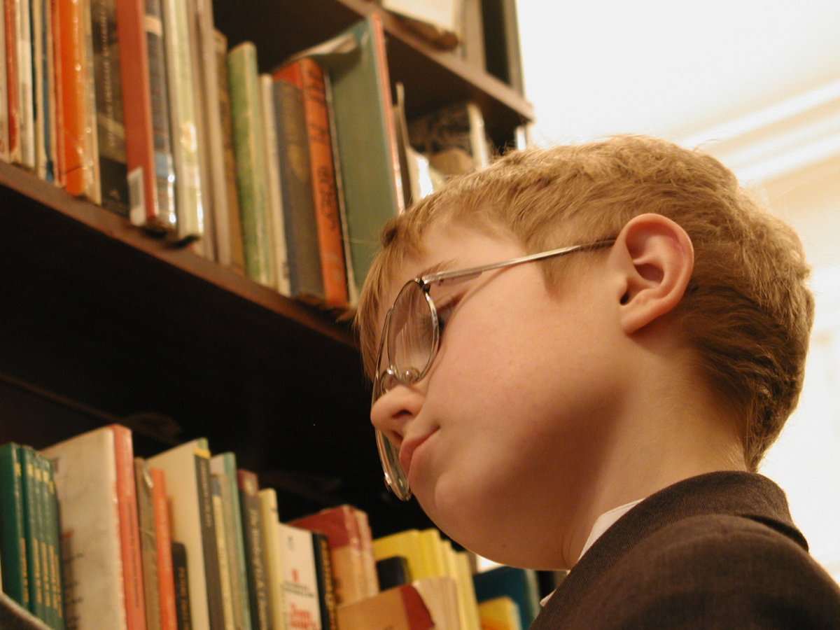 Мальчик в библиотеке