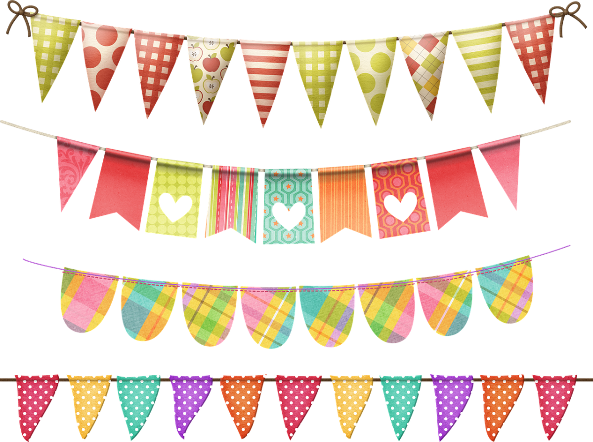 Разноцветные флажки на веревке