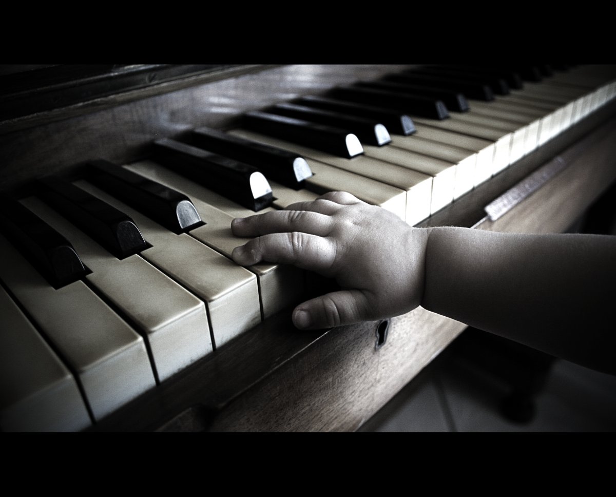 Руки на пианино