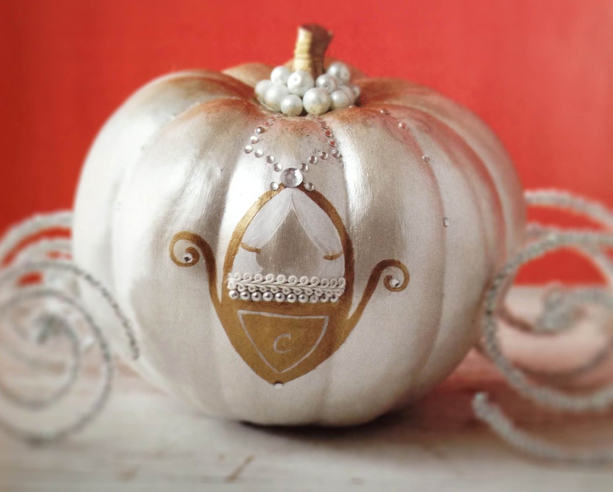 Карета на белом фоне