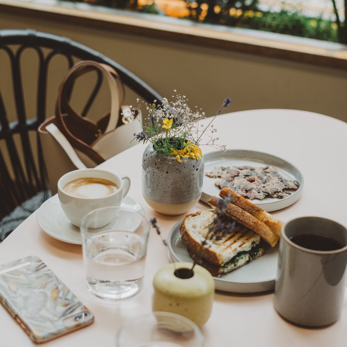 Кофе с тостом на завтрак