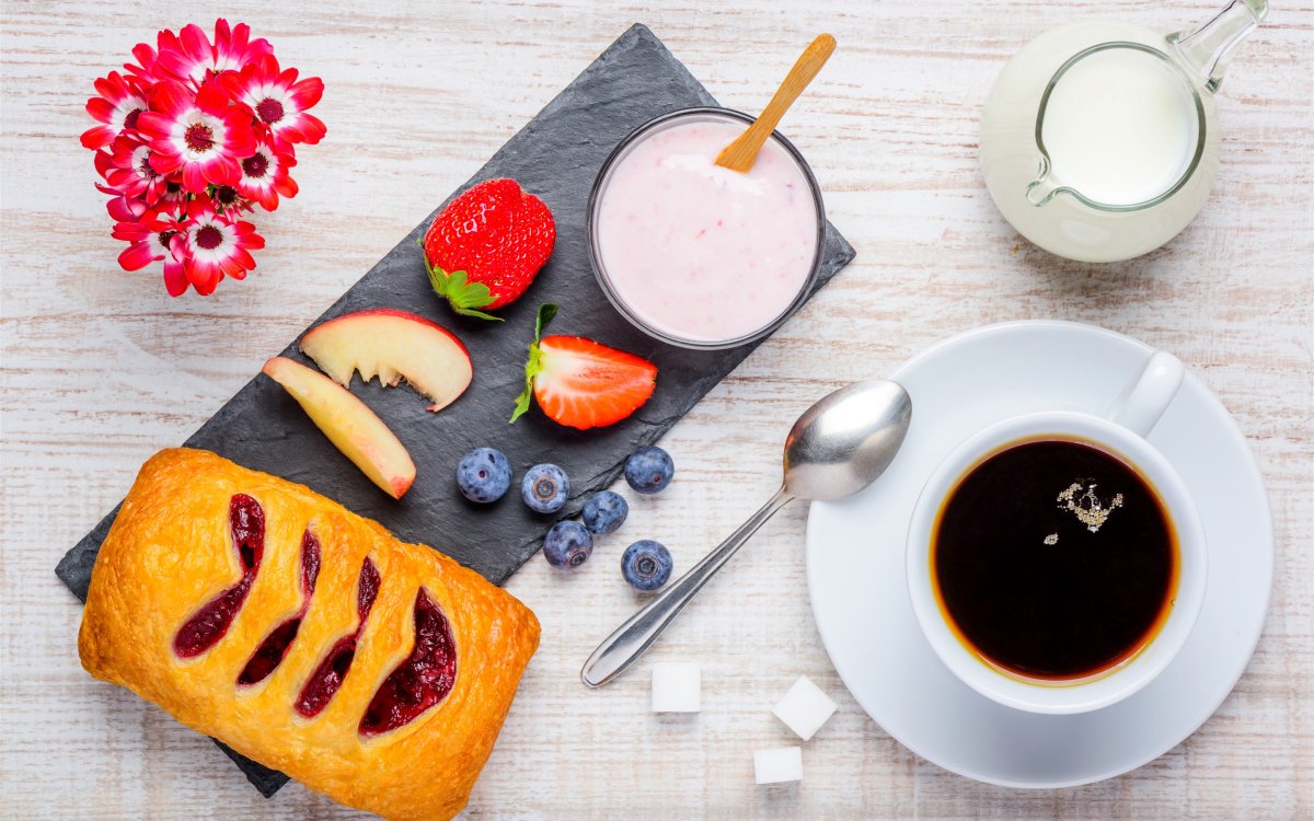 Завтрак кофе и круассаны