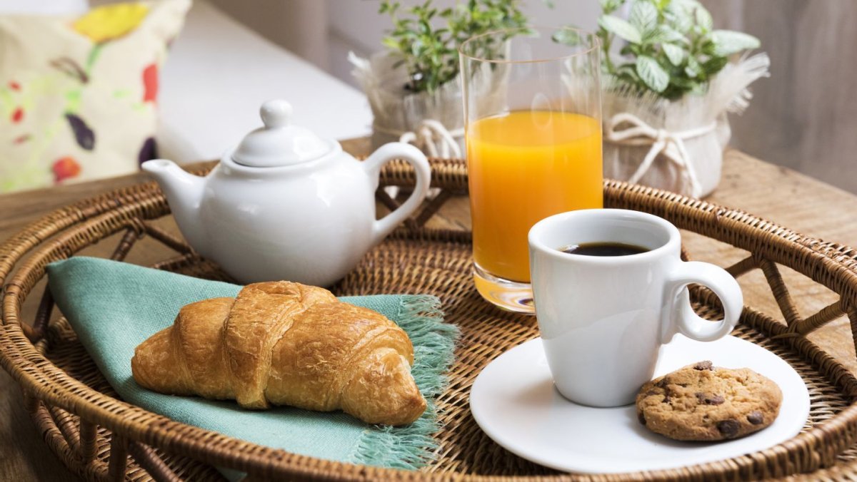 Завтрак кофе и круассаны