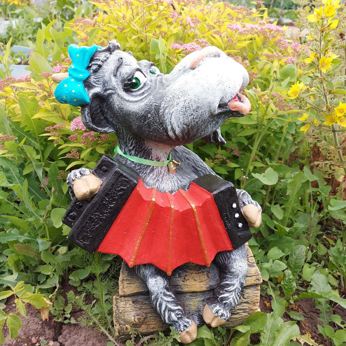 Садовая фигура коза с баяном