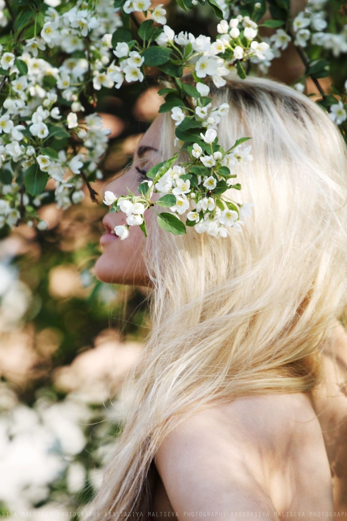 Блондинка весной