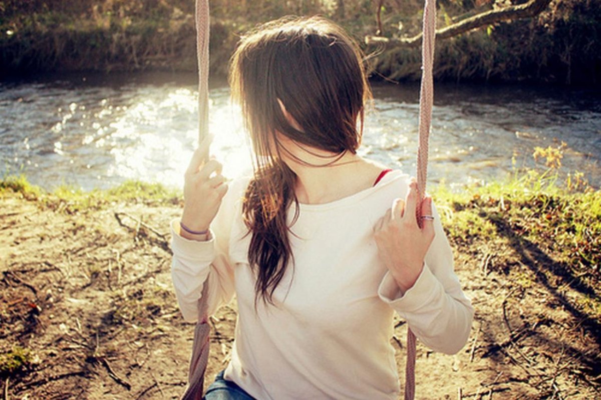 Брюнетка на качелях