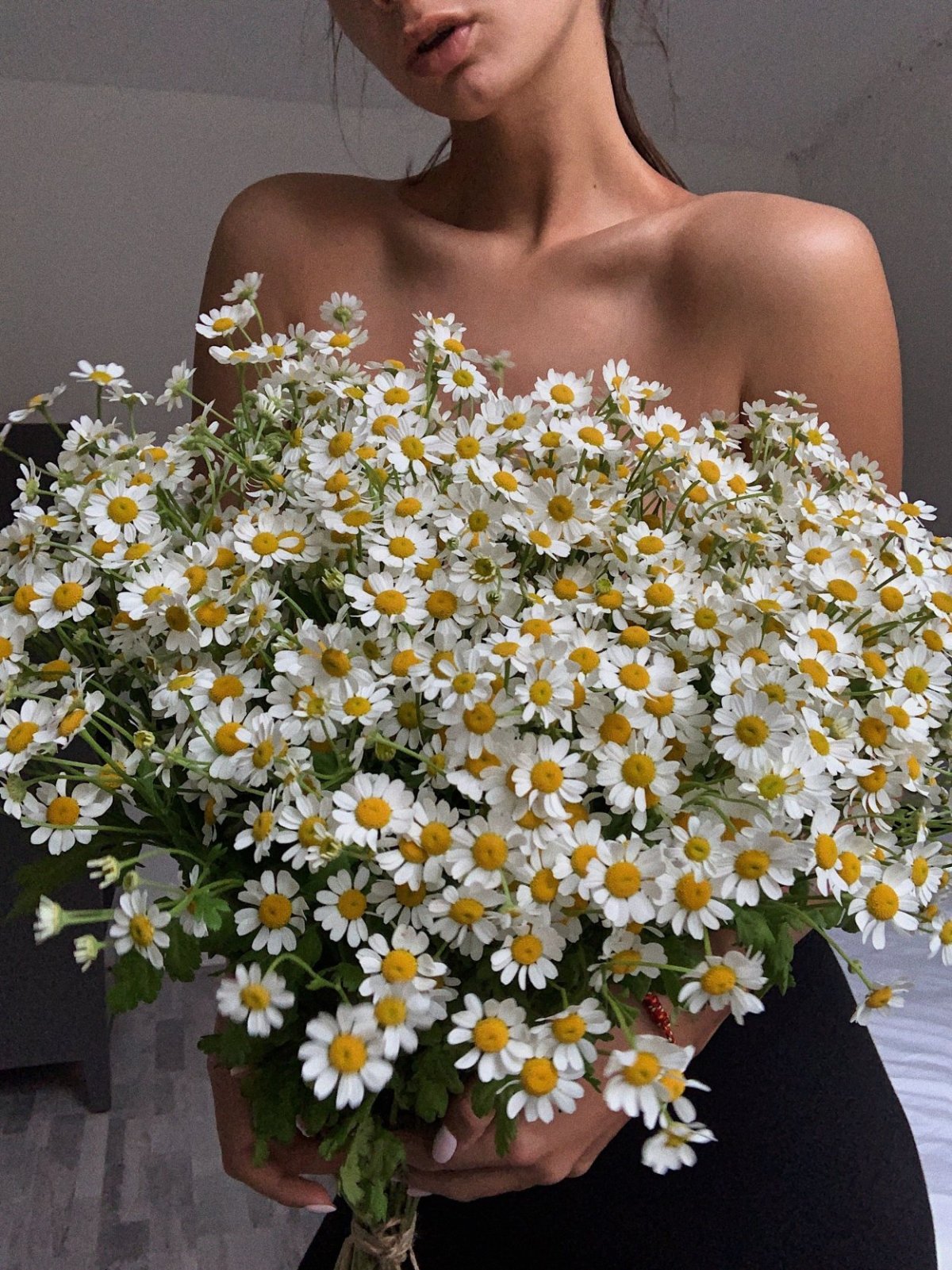 Девушка с большим букетом ромашек
