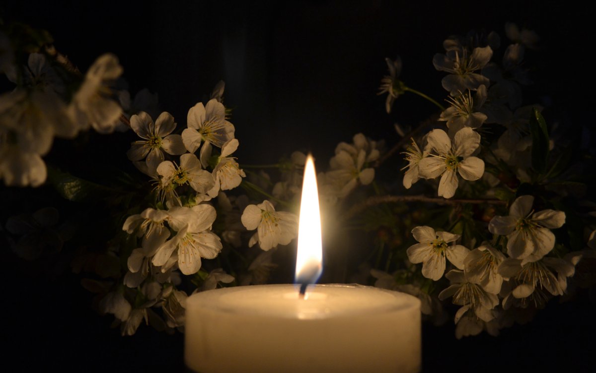 Горящая свеча и цветы