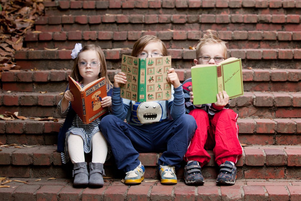 Дети с книгами на прозрачном фоне