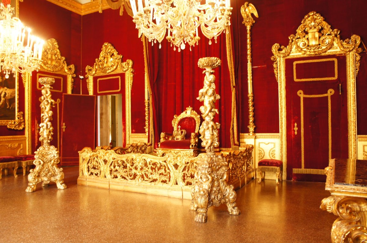 Золотой Тронный зал Букингемский дворец