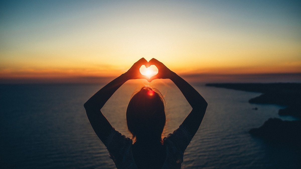 Красивый жест рукой сердечко пальцами фон