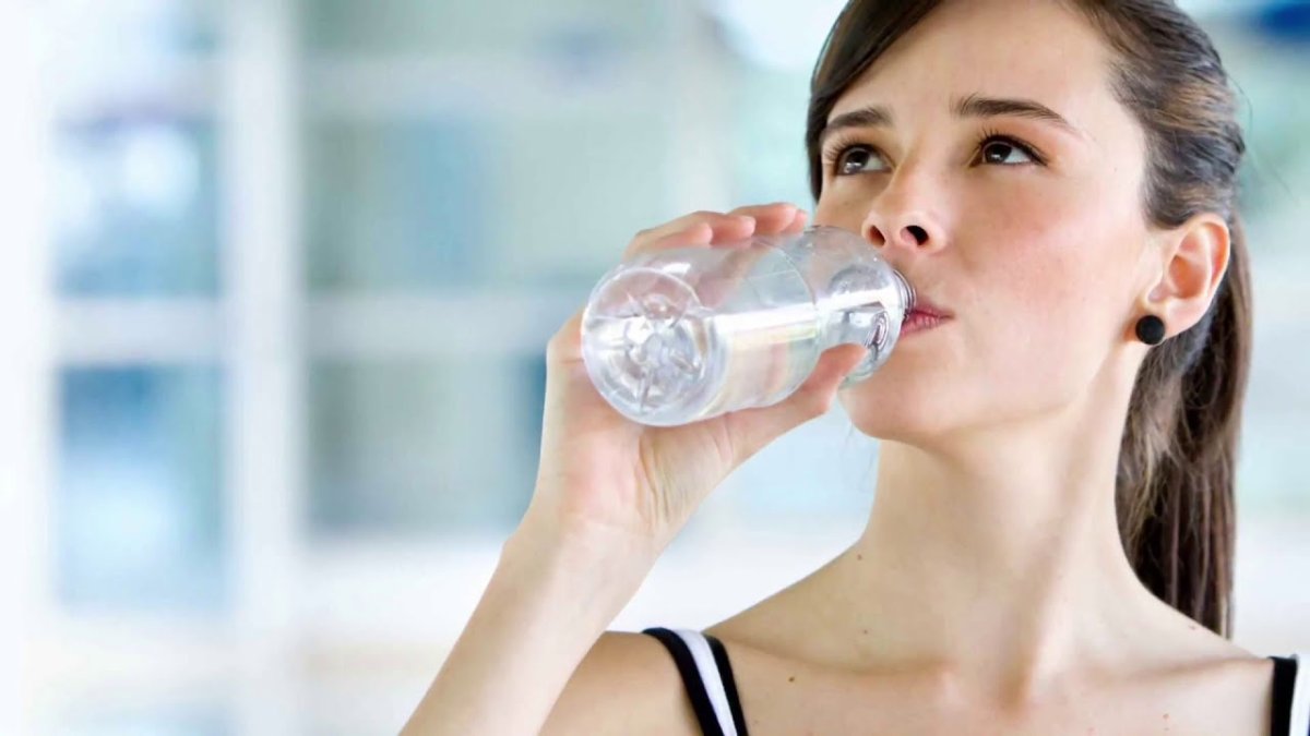 Пить воду PNG