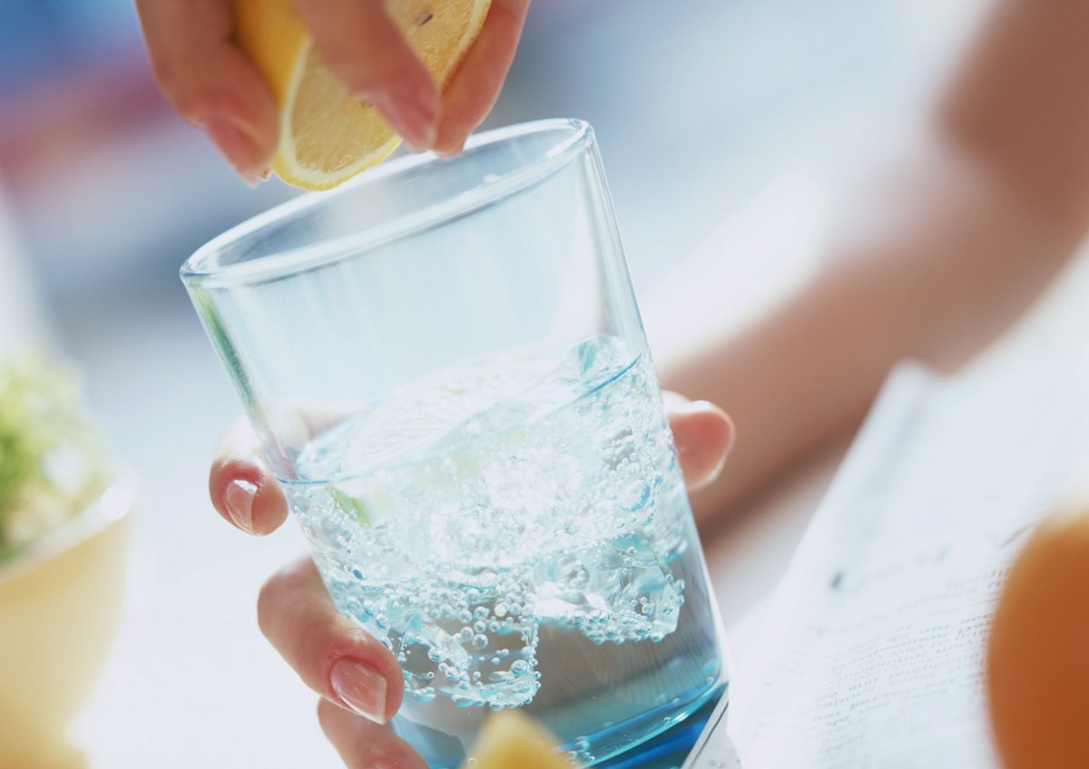 Человек пьет