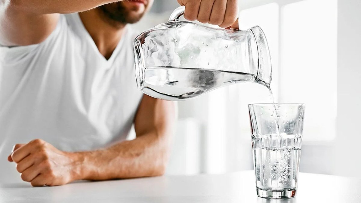 Пьет воду из бутылки