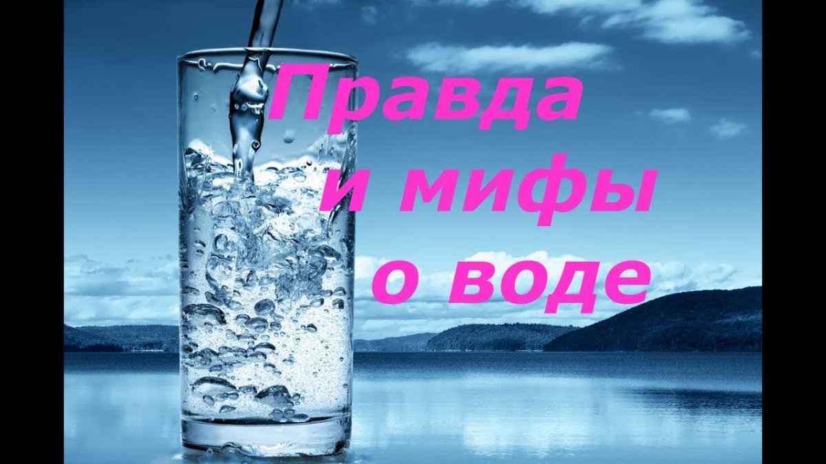 Подросток пьет воду