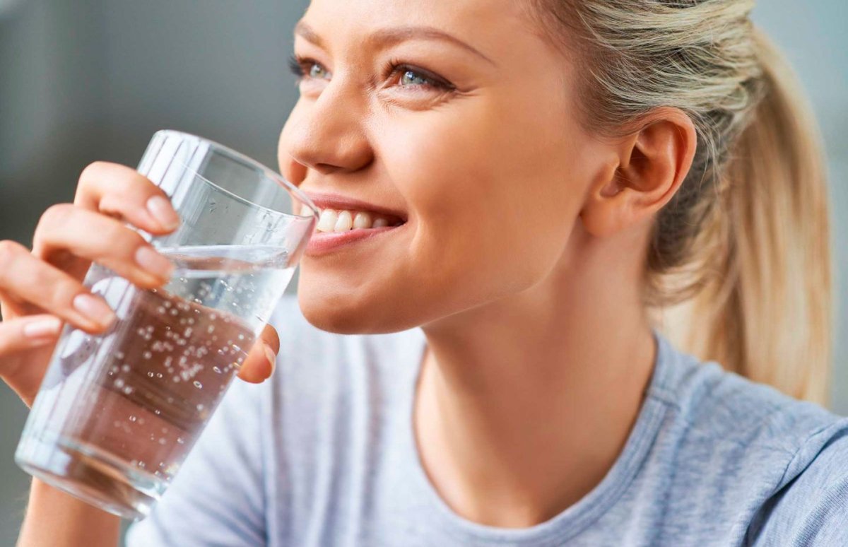 Женщина пьет воду